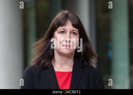 LONDRA, REGNO UNITO - 24 OTTOBRE 2021: Il cancelliere ombra dello scacchiere Rachel Reeves parla ai media al di fuori della BBC Broadcasting House nel centro di Londra prima di comparire all'Andrew Marr Show il 24 ottobre 2021 a Londra, Inghilterra. Il Cancelliere Rishi Sunak annuncerà la sua revisione del budget e delle spese mercoledì 27 ottobre. (Foto di Wiktor Szymanowicz/NurPhoto) Foto Stock