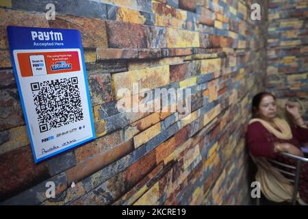 Un codice QR di Paytm è visto fuori da una bancarella di cibo a Nuova Delhi, India il 24 ottobre 2021. Paytm, una piattaforma di pagamento digitale ha finalmente ricevuto un cenno dal SEBI per lanciare un'offerta pubblica iniziale (IPO), attraverso la quale intende raccogliere ? 16.600 crore. Con il relativo IPO imminente, Paytm sta osservando a realizzare una valutazione di? 1,47-1,78 crore di lakh. (Foto di Mayank Makhija/NurPhoto) Foto Stock