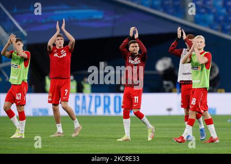 (L-R) Roman Zobnin, Aleksander Sobolev, Jordan Larsson, Maximiliano Caufriez e Ruslan Litvinov di Spartak Mosca salutano i loro sostenitori durante il warm-up in vista della partita della Premier League russa tra FC Zenit San Pietroburgo e FC Spartak Mosca il 24 ottobre 2021 alla Gazprom Arena di San Pietroburgo, Russia. (Foto di Mike Kireev/NurPhoto) Foto Stock