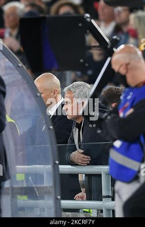 Jose’ Mourinho manager di AS Roma guarda la partita dagli stand dopo aver ricevuto un cartellino rosso durante la Serie A match tra AS Roma e SSC Napoli Calcio allo Stadio Olimpico, Roma, Italia il 24 ottobre 2021. (Foto di Giuseppe Maffia/NurPhoto) Foto Stock