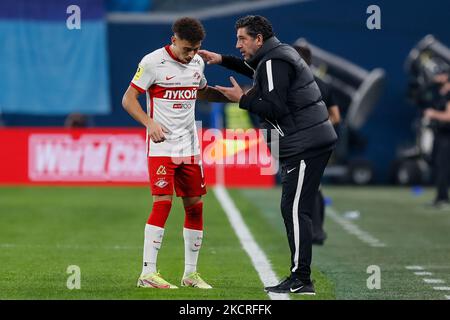 Il capo allenatore di Mosca Spartak Rui Vitoria (R) parla con Jordan Larsson durante la partita della Premier League russa tra il FC Zenit San Pietroburgo e il FC Spartak Mosca il 24 ottobre 2021 alla Gazprom Arena di San Pietroburgo, Russia. (Foto di Mike Kireev/NurPhoto) Foto Stock