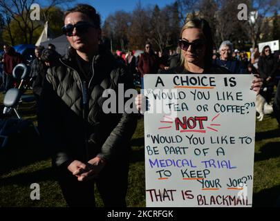 Centinaia di Albertani si sono riuniti durante la protesta "stare insieme contro i vaccini obbligatori" contro i mandati di vaccini forzati presso i motivi legislativi dell'Alberta, unendosi a un campo di "sit-in" dei membri delle prime Nazioni e dei loro sostenitori che protestano fin dall'inizio di ottobre, Sensibilizzare le comunità delle prime Nazioni in Canada sulle questioni che devono affrontare. Domenica 24 agosto 2021, in Alberta Legislature Grounds, Edmonton, Alberta, Canada. (Foto di Artur Widak/NurPhoto) Foto Stock