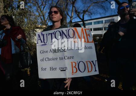 Centinaia di Albertani si sono riuniti durante la protesta "stare insieme contro i vaccini obbligatori" contro i mandati di vaccini forzati presso i motivi legislativi dell'Alberta, unendosi a un campo di "sit-in" dei membri delle prime Nazioni e dei loro sostenitori che protestano fin dall'inizio di ottobre, Sensibilizzare le comunità delle prime Nazioni in Canada sulle questioni che devono affrontare. Domenica 24 agosto 2021, in Alberta Legislature Grounds, Edmonton, Alberta, Canada. (Foto di Artur Widak/NurPhoto) Foto Stock