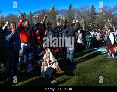 Centinaia di Albertani si sono riuniti durante la protesta "stare insieme contro i vaccini obbligatori" contro i mandati di vaccini forzati presso i motivi legislativi dell'Alberta, unendosi a un campo di "sit-in" dei membri delle prime Nazioni e dei loro sostenitori che protestano fin dall'inizio di ottobre, Sensibilizzare le comunità delle prime Nazioni in Canada sulle questioni che devono affrontare. Domenica 24 agosto 2021, in Alberta Legislature Grounds, Edmonton, Alberta, Canada. (Foto di Artur Widak/NurPhoto) Foto Stock