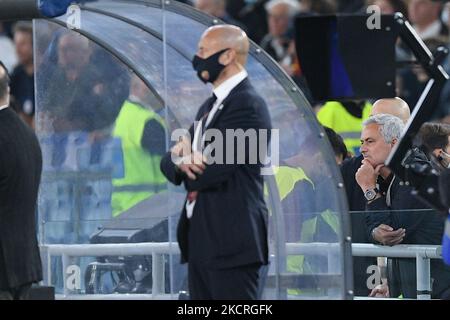 Jose’ Mourinho manager di AS Roma guarda la partita dagli stand dopo aver lasciato il campo durante la Serie A match tra AS Roma e SSC Napoli Calcio allo Stadio Olimpico, Roma, Italia il 24 ottobre 2021. (Foto di Giuseppe Maffia/NurPhoto) Foto Stock