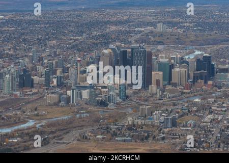 Una vista generale del centro di Calgary visto dall'aereo WestJet. Lunedì 25 ottobre 2021, all'aeroporto internazionale di Calgary, Calgary, Alberta, Canada. (Foto di Artur Widak/NurPhoto) Foto Stock