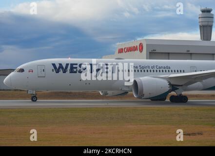 Aereo WestJet Airlines visto all'aeroporto internazionale YYC di Calgary. Lunedì 25 ottobre 2021, all'aeroporto internazionale di Calgary, Calgary, Alberta, Canada. (Foto di Artur Widak/NurPhoto) Foto Stock