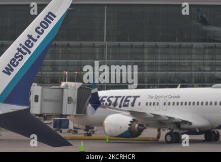 Aereo WestJet Airlines visto all'aeroporto internazionale YYC di Calgary. Lunedì 25 ottobre 2021, all'aeroporto internazionale di Calgary, Calgary, Alberta, Canada. (Foto di Artur Widak/NurPhoto) Foto Stock