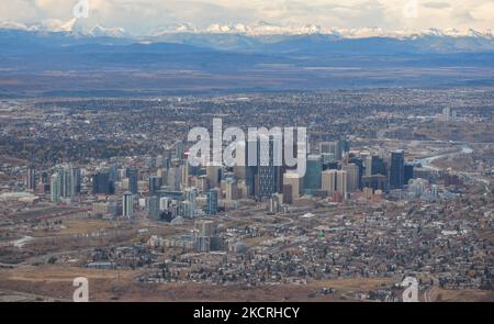 Una vista generale del centro di Calgary visto dall'aereo WestJet. Lunedì 25 ottobre 2021, all'aeroporto internazionale di Calgary, Calgary, Alberta, Canada. (Foto di Artur Widak/NurPhoto) Foto Stock