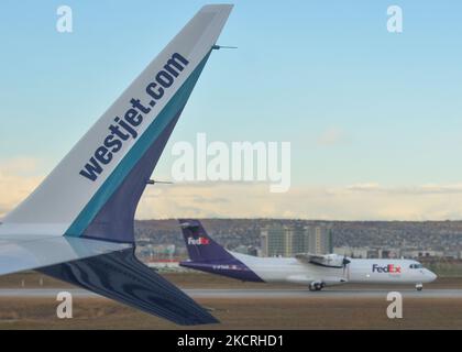 Velivoli WestJet Airlines e FedEx visti all'aeroporto internazionale YYC di Calgary. Lunedì 25 ottobre 2021, all'aeroporto internazionale di Calgary, Calgary, Alberta, Canada. (Foto di Artur Widak/NurPhoto) Foto Stock