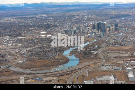 Una vista generale del centro di Calgary visto dall'aereo WestJet. Lunedì 25 ottobre 2021, all'aeroporto internazionale di Calgary, Calgary, Alberta, Canada. (Foto di Artur Widak/NurPhoto) Foto Stock