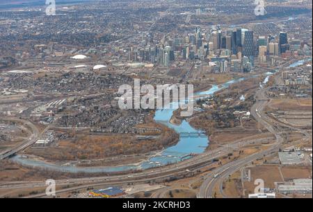 Una vista generale del centro di Calgary visto dall'aereo WestJet. Lunedì 25 ottobre 2021, all'aeroporto internazionale di Calgary, Calgary, Alberta, Canada. (Foto di Artur Widak/NurPhoto) Foto Stock