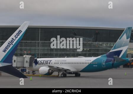 Aereo WestJet Airlines visto all'aeroporto internazionale YYC di Calgary. Lunedì 25 ottobre 2021, all'aeroporto internazionale di Calgary, Calgary, Alberta, Canada. (Foto di Artur Widak/NurPhoto) Foto Stock