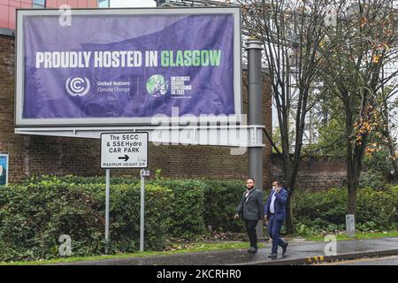 Un pedone passa davanti a un cartellone con marchio COP26 vicino allo Scottish Event Campus il 1 settembre 2021 a Glasgow, Scozia. Lo Scottish Event Campus È uno dei luoghi in cui si terrà il prossimo vertice sul clima del COP 26 che si terrà a Glasgow dal 1 al 12th novembre. (Foto di Ewan Bootman/NurPhoto) Foto Stock