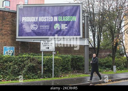 Un pedone passa davanti a un cartellone con marchio COP26 vicino allo Scottish Event Campus il 1 settembre 2021 a Glasgow, Scozia. Lo Scottish Event Campus È uno dei luoghi in cui si terrà il prossimo vertice sul clima del COP 26 che si terrà a Glasgow dal 1 al 12th novembre. (Foto di Ewan Bootman/NurPhoto) Foto Stock