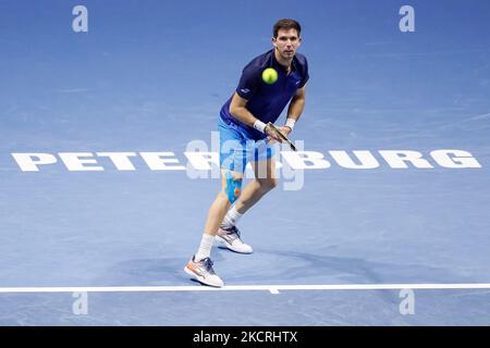 Federico Delbonis di Argentina in azione durante il singolo maschile turno di 32 partita di tennis dell'ATP 250 St. Petersburg Open 2021 International Tennis Tournament contro Pablo Andujar di Spagna presso la Sibur Arena il 26 ottobre 2021 a San Pietroburgo, Russia. (Foto di Mike Kireev/NurPhoto) Foto Stock