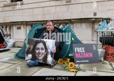 LONDRA, REGNO UNITO - 26 OTTOBRE 2021: Richard Ratcliffe continua il suo sciopero della fame al di fuori del Ministero degli Esteri di Londra, chiedendo al Ministro degli Esteri britannico Liz Truss di fare di più per garantire il rilascio della moglie Nazanin Zaghari-Ratcliffe dalla detenzione in Iran, il 26 ottobre 2021 a Londra, Inghilterra. Nazanin, che ha già condannato cinque anni per accuse di complotto per rovesciare il governo iraniano, ha perso il suo appello contro una seconda pena detentiva ed è destinato a tornare in prigione per un anno seguito da un divieto di viaggio di un anno. (Foto di Wiktor Szymanowicz/NurPhoto) Foto Stock