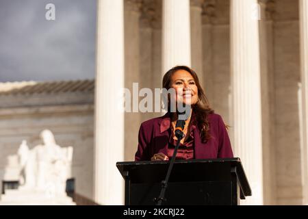 Il Congresso Veronica Escobar (D-TX) parla in occasione di un raduno chiedendo che 4 nuove giustizie vengano aggiunte alla Corte Suprema per riflettere più accuratamente la volontà degli elettori che hanno eletto una Camera dei rappresentanti Democratica, il Senato e il Presidente. (Foto di Allison Bailey/NurPhoto) Foto Stock