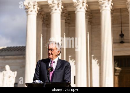 Il senatore ed Markey (D-ma) parla in occasione di un raduno chiedendo che 4 nuovi giudici siano aggiunti alla Corte Suprema per riflettere più accuratamente la volontà degli elettori che hanno eletto una Camera dei rappresentanti Democratica, il Senato e il Presidente. (Foto di Allison Bailey/NurPhoto) Foto Stock