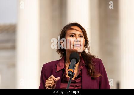 Il Congresso Veronica Escobar (D-TX) parla in occasione di un raduno chiedendo che 4 nuove giustizie vengano aggiunte alla Corte Suprema per riflettere più accuratamente la volontà degli elettori che hanno eletto una Camera dei rappresentanti Democratica, il Senato e il Presidente. (Foto di Allison Bailey/NurPhoto) Foto Stock