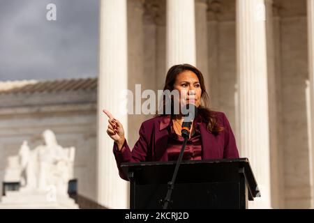 Il Congresso Veronica Escobar (D-TX) parla in occasione di un raduno chiedendo che 4 nuove giustizie vengano aggiunte alla Corte Suprema per riflettere più accuratamente la volontà degli elettori che hanno eletto una Camera dei rappresentanti Democratica, il Senato e il Presidente. (Foto di Allison Bailey/NurPhoto) Foto Stock