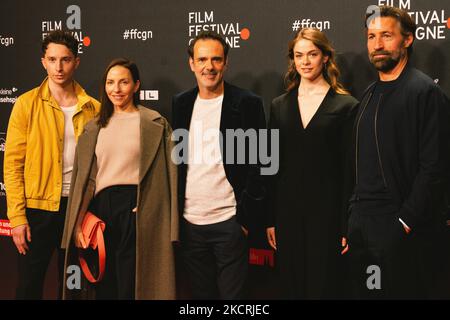 L'attore Jonathan Berlin e Benjamin Sadler e l'attrice Katharina Schüttler e Pauline Renevier e il regista Thorsten M. Schmidt assistono allo schermo 'Das Weisse Haus am Rhein' al festival cinematografico di Colonia il 26 ottobre 2021 (Photo by Ying Tang/NurPhoto) Foto Stock