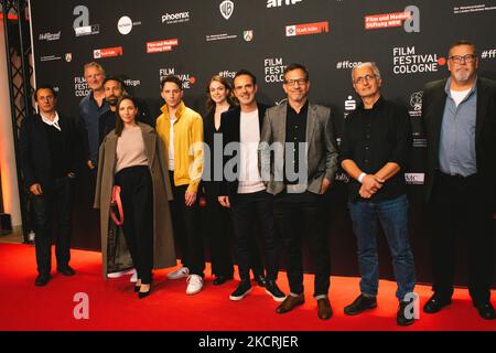 L'attore Jonathan Berlin, Benjamin Sadler, Benjamin Sadler e l'attrice Katharina Schüttler e Pauline Renevier e il regista Thorsten M. Schmidt e il produttore michal Souvignier, Till Derenbach e lo sceneggiatore Kirk Kaemper partecipano allo schermo 'Das Weisse Haus am Rhein' al festival cinematografico di Colonia, a Colonia, Germania il 26 ottobre 2021 (Foto di Ying Tang/NurPhoto) Foto Stock