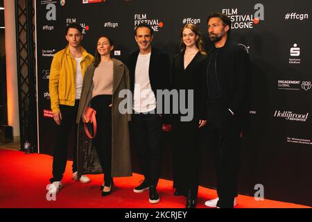 L'attore Jonathan Berlin e Benjamin Sadler e l'attrice Katharina Schüttler e Pauline Renevier e il regista Thorsten M. Schmidt assistono allo schermo 'Das Weisse Haus am Rhein' al festival cinematografico di Colonia il 26 ottobre 2021 (Photo by Ying Tang/NurPhoto) Foto Stock