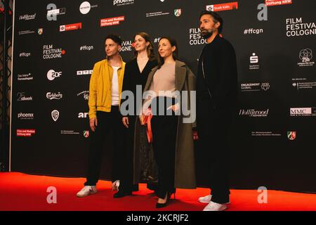 L'attore Jonathan Berlin e Benjamin Sadler e l'attrice Katharina Schüttler e Pauline Renevier partecipano allo schermo 'Das Weisse Haus am Rhein' al festival cinematografico di Colonia il 26 ottobre 2021 (Photo by Ying Tang/NurPhoto) Foto Stock