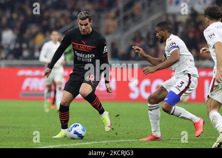 Theo Hernandez dell'AC Milan in azione durante la Serie A 2021/22 Football Match tra AC Milan e Torino FC allo Stadio Giuseppe Meazza, Milano, Italia il 26 ottobre 2021 (Foto di Fabrizio Carabelli/LiveMedia/NurPhoto) Foto Stock