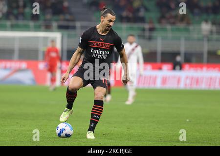 Zlatan Ibrahimovic dell'AC Milan in azione durante la Serie A 2021/22 Football Match tra l'AC Milan e il Torino FC allo Stadio Giuseppe Meazza, Milano, Italia il 26 ottobre 2021 (Foto di Fabrizio Carabelli/LiveMedia/NurPhoto) Foto Stock