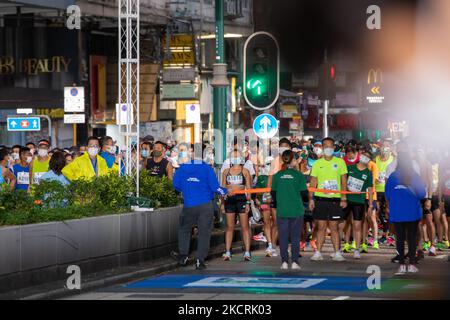 Hong Kong S.A.R. I corridori all'inizio della maratona di Hong Kong 2021. La maratona di Hong Kong del 2021 è il primo grande evento sportivo della SAR dall'inizio della pandemia. (Foto di Simon Jankowski/NurPhoto) Foto Stock