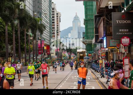 Hong Kong S.A.R. I corridori all'inizio della maratona di Hong Kong 2021. La maratona di Hong Kong del 2021 è il primo grande evento sportivo della SAR dall'inizio della pandemia. (Foto di Simon Jankowski/NurPhoto) Foto Stock
