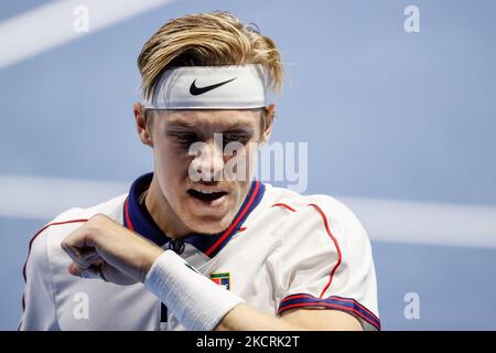 Denis Shapovalov del Canada reagisce durante il singolo maschile turno di 16 partita di tennis dell'ATP 250 St. Petersburg Open 2021 International Tennis Tournament contro Pablo Andujar di Spagna alla Sibur Arena il 26 ottobre 2021 a San Pietroburgo, Russia. (Foto di Mike Kireev/NurPhoto) Foto Stock