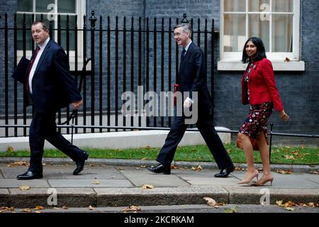 Segretario parlamentare del Tesoro Mark Spencer (L), deputato del Partito conservatore per Sherwood, Presidente del Consiglio e leader della Camera dei Comuni Jacob Rees-Mogg (C), deputato del Partito conservatore per il Somerset nordorientale, E il procuratore generale Suella Braverman (R), deputato del Partito conservatore per Fareham, arriva per un incontro di gabinetto al 10 Downing Street a Londra, Inghilterra, il 27 ottobre 2021. Il Cancelliere britannico dello scacchiere Rishi Sunak presenta oggi il suo bilancio per l’anno a venire ai deputati della Camera dei Comuni. (Foto di David Cliff/NurPhoto) Foto Stock