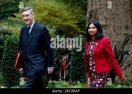 Signore Presidente del Consiglio e leader della Camera dei Comuni Jacob Rees-Mogg (L), deputato del Partito conservatore per il Nord Est Somerset, e il Procuratore Generale Suella Braverman (R), deputato del Partito conservatore per Fareham, arrivano per una riunione di gabinetto al 10 di Downing Street a Londra, Inghilterra, il 27 ottobre 2021. Il Cancelliere britannico dello scacchiere Rishi Sunak presenta oggi il suo bilancio per l’anno a venire ai deputati della Camera dei Comuni. (Foto di David Cliff/NurPhoto) Foto Stock