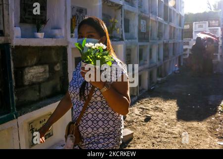 I residenti di Antipolo City, Filippine visitano la tomba dei loro cari all'interno dei cimiteri il 27 ottobre 2021. Da quando la pandemia ha colpito le Filippine il 2020 marzo, i cimiteri pubblici e privati nel paese stanno ancora chiudendo le loro porte per i visitatori il prossimo 29 ottobre fino al 2 novembre per evitare la massiccia diffusione del COVID-19 durante la celebrazione di All Soul's Day. (Foto di Ryan Eduard Benaid/NurPhoto) Foto Stock