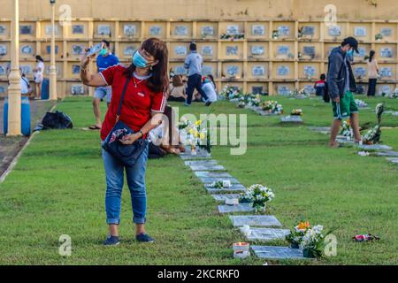 I residenti di Antipolo City, Filippine visitano la tomba dei loro cari all'interno dei cimiteri il 27 ottobre 2021. Da quando la pandemia ha colpito le Filippine il 2020 marzo, i cimiteri pubblici e privati nel paese stanno ancora chiudendo le loro porte per i visitatori il prossimo 29 ottobre fino al 2 novembre per evitare la massiccia diffusione del COVID-19 durante la celebrazione di All Soul's Day. (Foto di Ryan Eduard Benaid/NurPhoto) Foto Stock