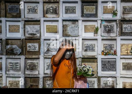 I residenti di Antipolo City, Filippine visitano la tomba dei loro cari all'interno dei cimiteri il 27 ottobre 2021. Da quando la pandemia ha colpito le Filippine il 2020 marzo, i cimiteri pubblici e privati nel paese stanno ancora chiudendo le loro porte per i visitatori il prossimo 29 ottobre fino al 2 novembre per evitare la massiccia diffusione del COVID-19 durante la celebrazione di All Soul's Day. (Foto di Ryan Eduard Benaid/NurPhoto) Foto Stock