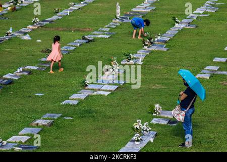 I residenti di Antipolo City, Filippine visitano la tomba dei loro cari all'interno dei cimiteri il 27 ottobre 2021. Da quando la pandemia ha colpito le Filippine il 2020 marzo, i cimiteri pubblici e privati nel paese stanno ancora chiudendo le loro porte per i visitatori il prossimo 29 ottobre fino al 2 novembre per evitare la massiccia diffusione del COVID-19 durante la celebrazione di All Soul's Day. (Foto di Ryan Eduard Benaid/NurPhoto) Foto Stock