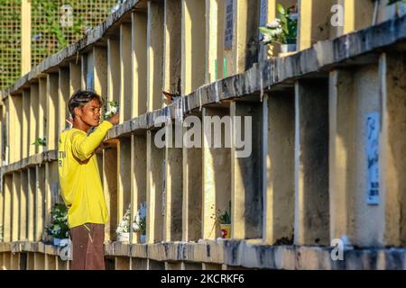 I residenti di Antipolo City, Filippine visitano la tomba dei loro cari all'interno dei cimiteri il 27 ottobre 2021. Da quando la pandemia ha colpito le Filippine il 2020 marzo, i cimiteri pubblici e privati nel paese stanno ancora chiudendo le loro porte per i visitatori il prossimo 29 ottobre fino al 2 novembre per evitare la massiccia diffusione del COVID-19 durante la celebrazione di All Soul's Day. (Foto di Ryan Eduard Benaid/NurPhoto) Foto Stock