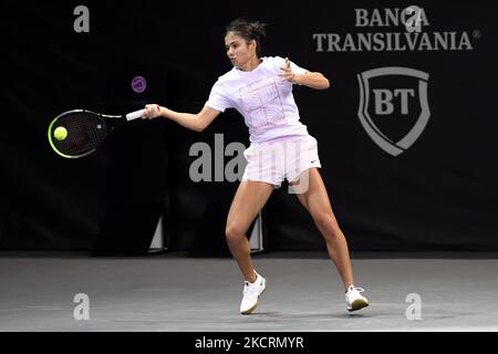 Ritratto di Emma Raducanu in azione - ricevere la palla durante il suo primo allenamento per il tour con Gabriela Ruse il secondo giorno del WTA 250 Transilvania Open Tour tenuto a BT Arena, Cluj-Napoca 24 ottobre 2021 (Foto di Flaviu Buboi/NurPhoto) Foto Stock