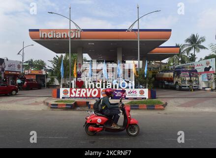 Un pilota in scooter passa dalla pompa petrolifera indiana a Kolkata, India, 28 ottobre 2021. Il prezzo del diesel è RS 100,14 al litro a Kolkata. (Foto di Indranil Aditya/NurPhoto) Foto Stock