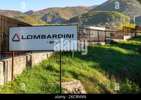 Una giornata di sciopero a Lombardini: Gli operai dello stabilimento, fino alla zona industriale di Rieti, si sono riuniti davanti all'azienda per esprimere il loro dissenso per l'addio a Rieti annunciato dal gruppo Kohler, il 28 ottobre 2021. Ci sarebbe un altro gruppo disposto ad assumere il controllo del sito di Rieti, ma la notizia non cancella i timori e i dubbi dei 150 lavoratori, sia diretti che indiretti, impiegati nello stabilimento. Infatti, nessuno è stato in grado di dare risposte su quando e come avverrà il trasferimento possibile. Lo sciopero, chiamato dai sindacati di Rieti, vuole essere ''un modo per accelerare il timi Foto Stock