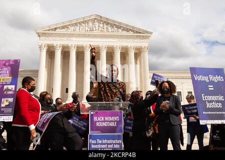 Tony Lee, Pastore maggiore della Comunità della speranza A.M. E. la Chiesa di Hillcrest Heights, MD, parla durante un raduno alla Corte Suprema per i diritti di voto e la giustizia economica. I manifestanti chiedono al Congresso di approvare una legislazione che protegga il diritto di voto e fornisca assistenza economica agli americani. Nello specifico, vogliono l’approvazione della legge sulla libertà di voto, della legge sulla creazione di una soluzione migliore e della legge sugli investimenti nelle infrastrutture e sull’occupazione. (Foto di Allison Bailey/NurPhoto) Foto Stock