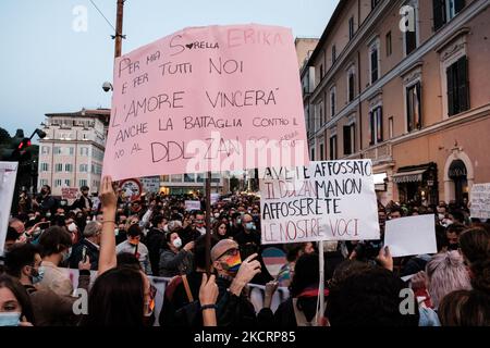 I movimenti LGBTQI+ protestano contro il rifiuto di ieri di DDL Zan al senato, a Roma, in Italia, il 28 ottobre 2021. (Foto di Sirio Tesitore/NurPhoto) Foto Stock