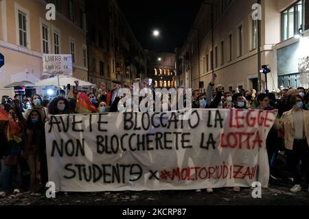 I movimenti LGBTQI+ protestano contro il rifiuto di ieri di DDL Zan al senato, a Roma, in Italia, il 28 ottobre 2021. (Foto di Sirio Tesitore/NurPhoto) Foto Stock