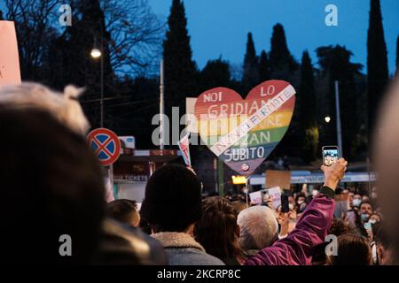 I movimenti LGBTQI+ protestano contro il rifiuto di ieri di DDL Zan al senato, a Roma, in Italia, il 28 ottobre 2021. (Foto di Sirio Tesitore/NurPhoto) Foto Stock