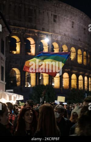 I movimenti LGBTQI+ protestano contro il rifiuto di ieri di DDL Zan al senato, a Roma, in Italia, il 28 ottobre 2021. (Foto di Sirio Tesitore/NurPhoto) Foto Stock