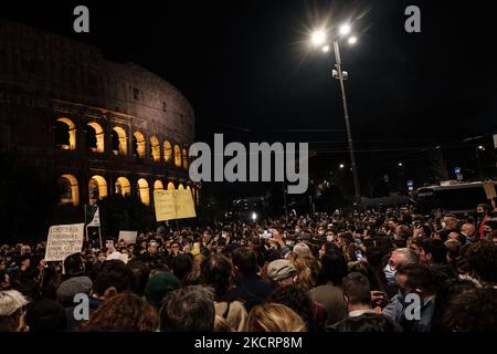 I movimenti LGBTQI+ protestano contro il rifiuto di ieri di DDL Zan al senato, a Roma, in Italia, il 28 ottobre 2021. (Foto di Sirio Tesitore/NurPhoto) Foto Stock